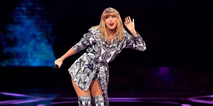 Taylor Swift de convierte en la primera artista en tener cuatro discos en el Top 10 del Billboard 200 durante tres semanas