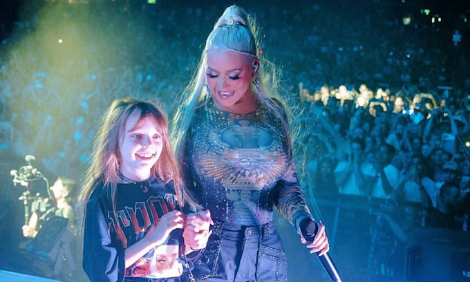 Cristina Aguilera sube a su hija al escenario por primera vez