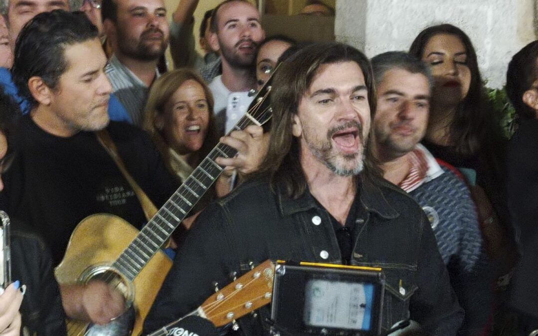 Luego de la cancelación de su segundo concierto en España, Juanes cantó a las puertas de un hotel.