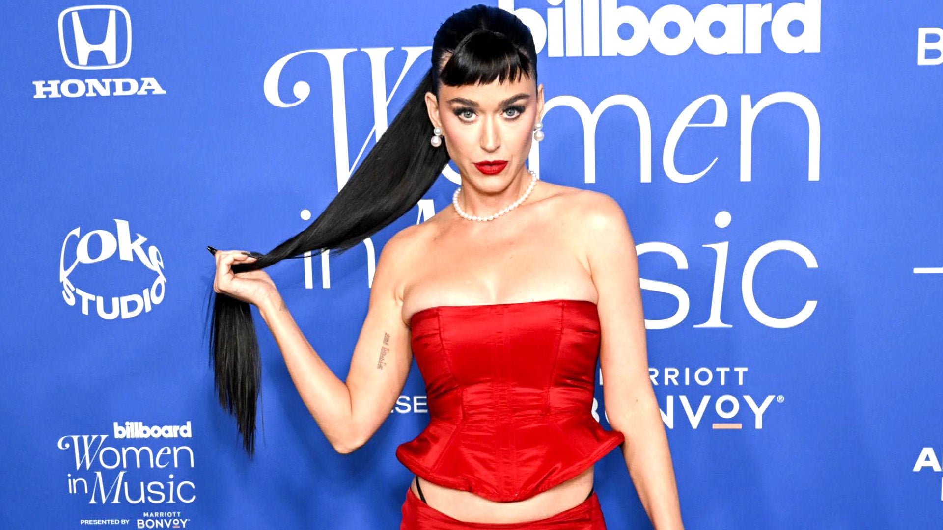 Katy Perry se luce en la alfombra de los 'Billboard Women in Music 2024