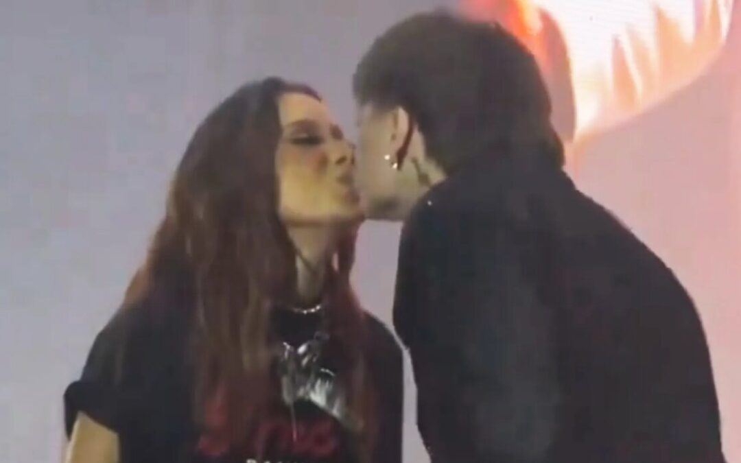 Anitta y Peso Pluma se besan en pleno festival