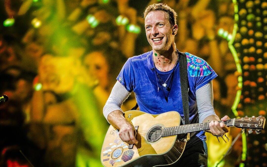 Coldplay interpreta una melancólica versión de «Shake it off» de Taylor Swift