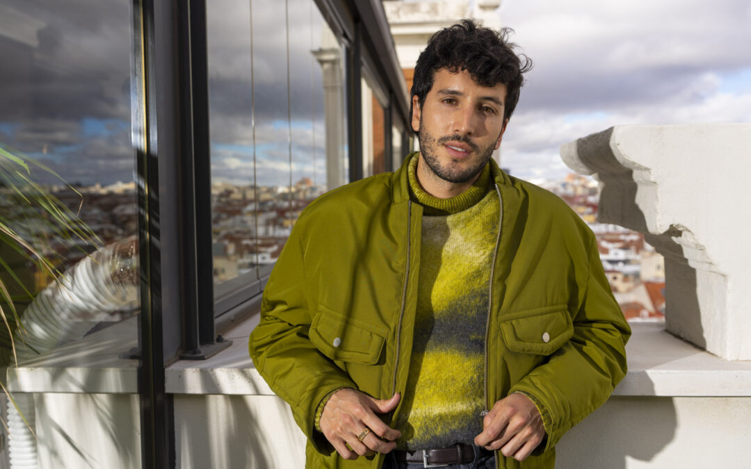 Sebastián Yatra da un adelanto de su próxima canción en pleno centro de Madrid