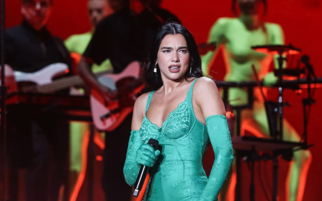 Dua Lipa trae a Charli XCX como invitada sorpresa al escenario en Londres