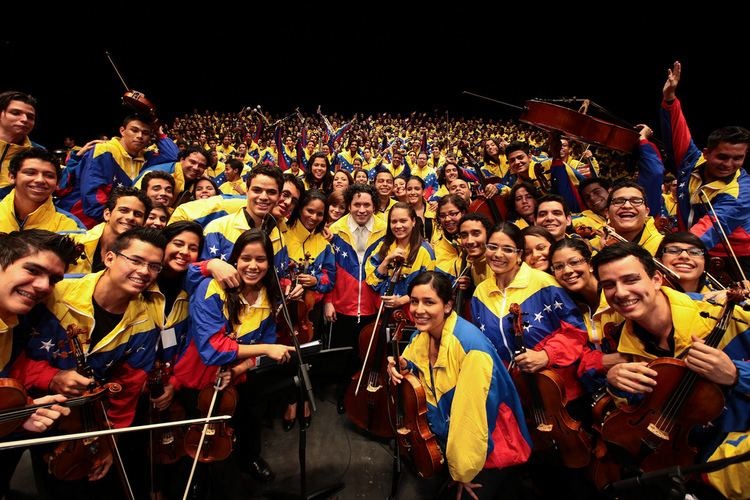 Orquesta Sinfónica Simón Bolívar hace historia al presentarse junto a Coldplay
