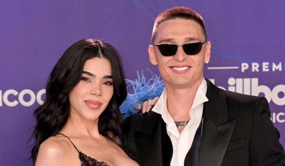 Peso Pluma y Kenia Os protagonizan romántico momento en los Premios Billboard 2025