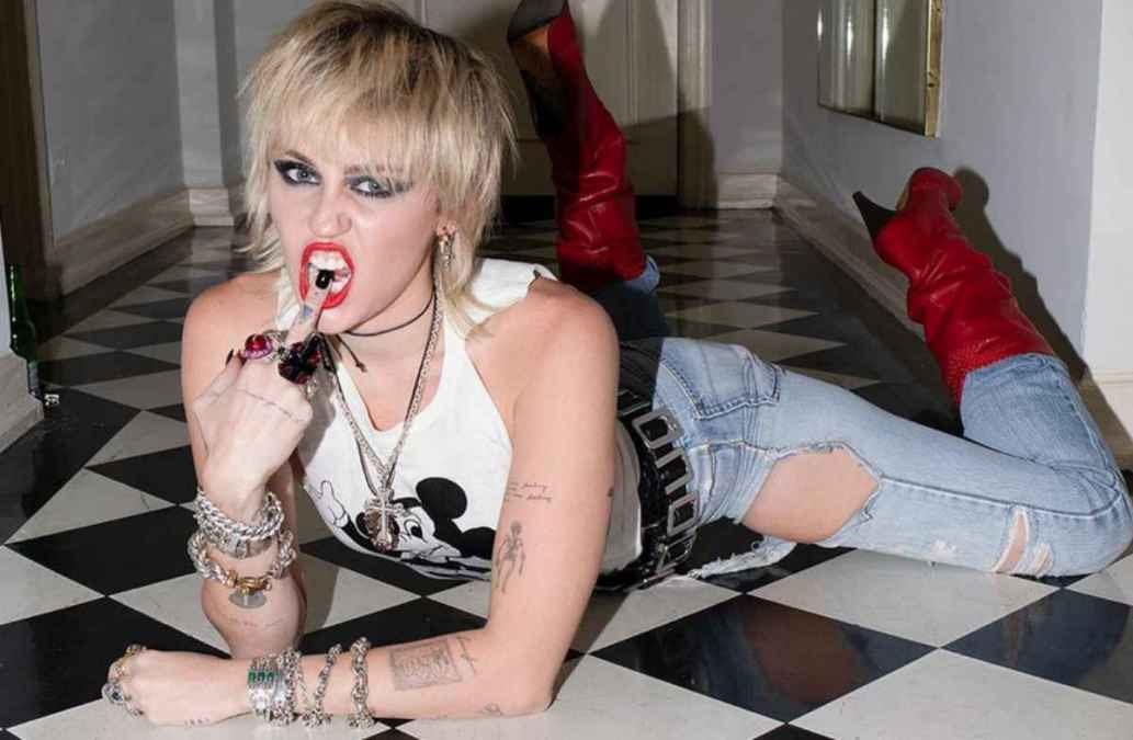 Miley Cyrus reflexiona sobre sus primeras controversias y sobre ser la primera persona en ser cancelada