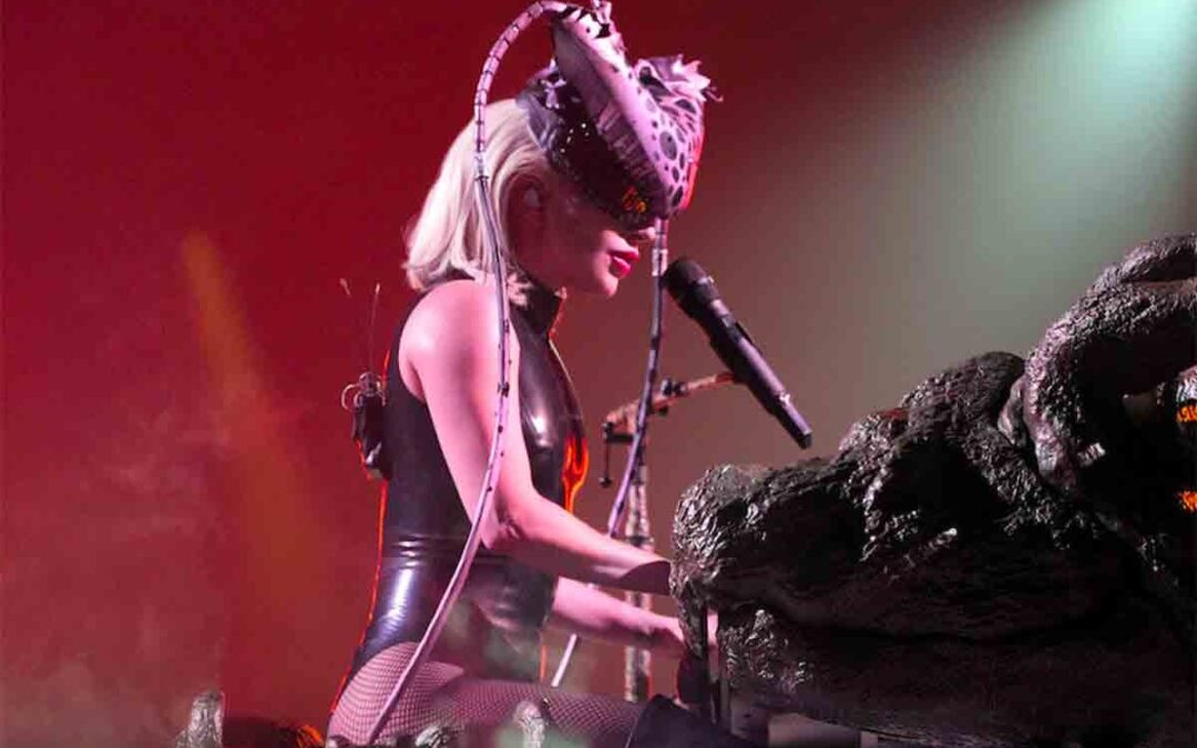 Lady Gaga interrumpe su concierto para ayudar a una fan que necesitaba asistencia médica