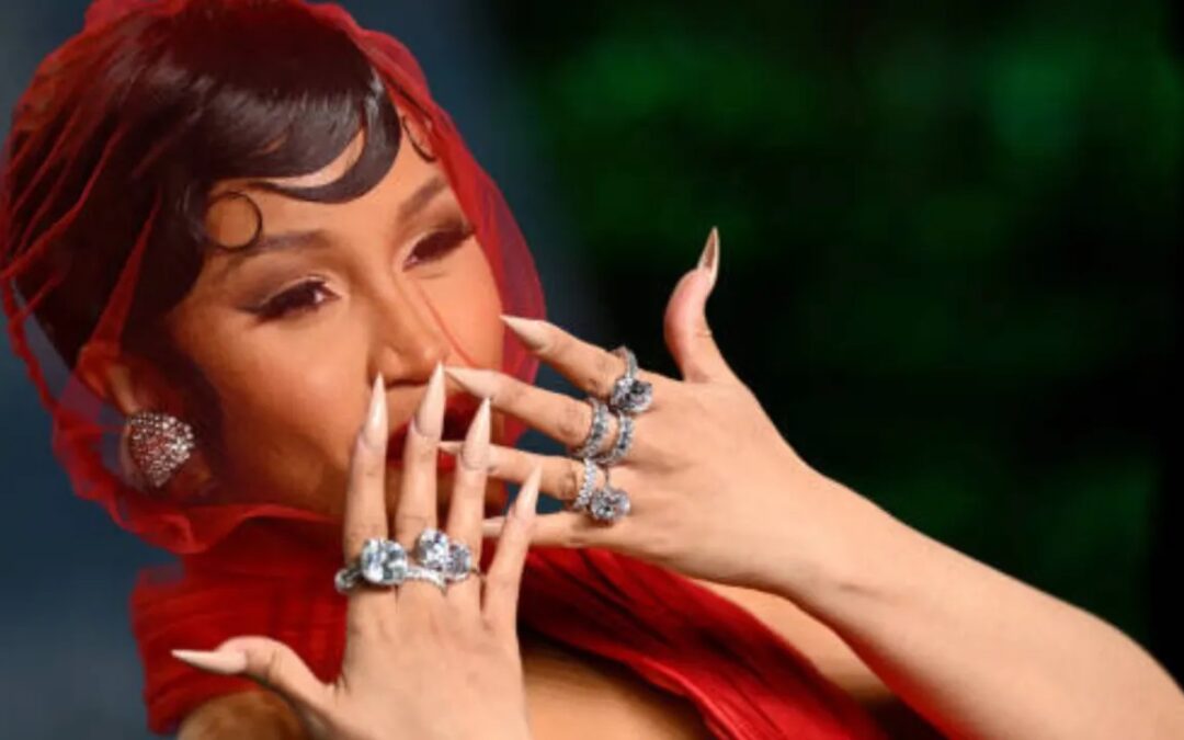 Cardi B convierte su cordón umbilical en una joya de oro tras dar a luz a su cuarto bebé