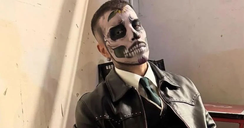 Rauw Alejandro se transforma en una calavera del Día de Muertos para el espectáculo «Cosa Nuestra» en México