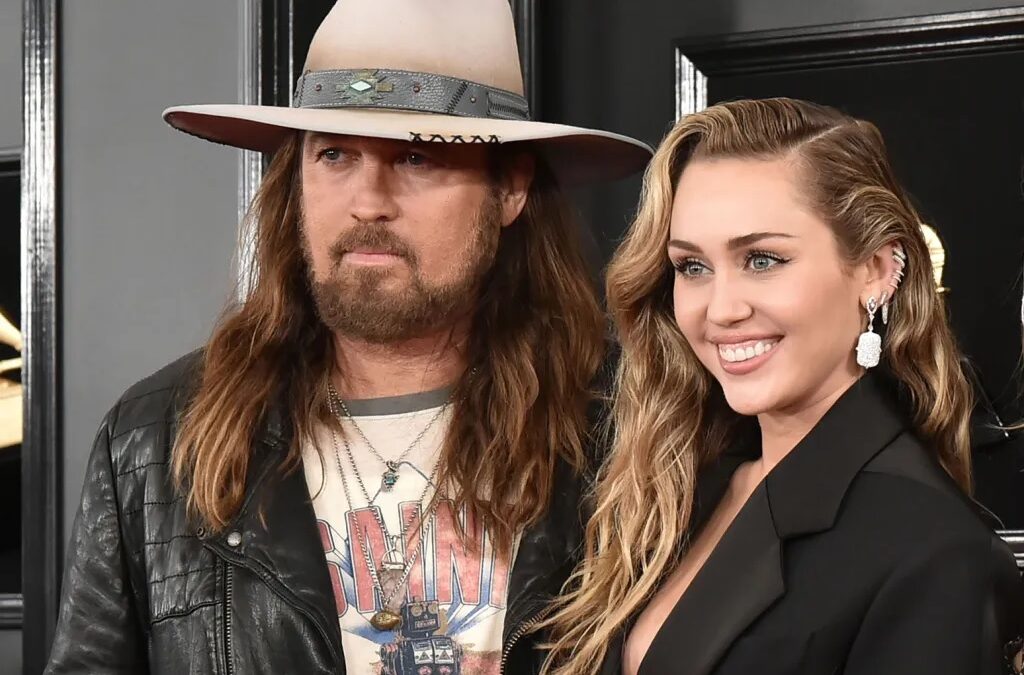 Padre de Miley Cyrus gana demanda frente a mujer que afirmaba ser la madre biológica de la cantante