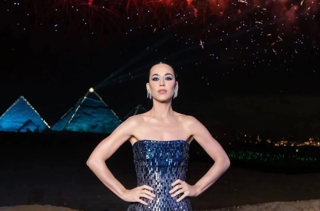 Katy Perry causa furor al cantar frente a las Pirámides de Giza